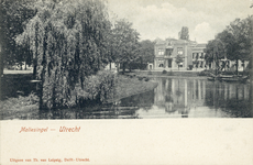 2347 Gezicht over de Stadsbuitengracht te Utrecht op enkele huizen aan de Maliesingel met links het plantsoen Lepelenburg.